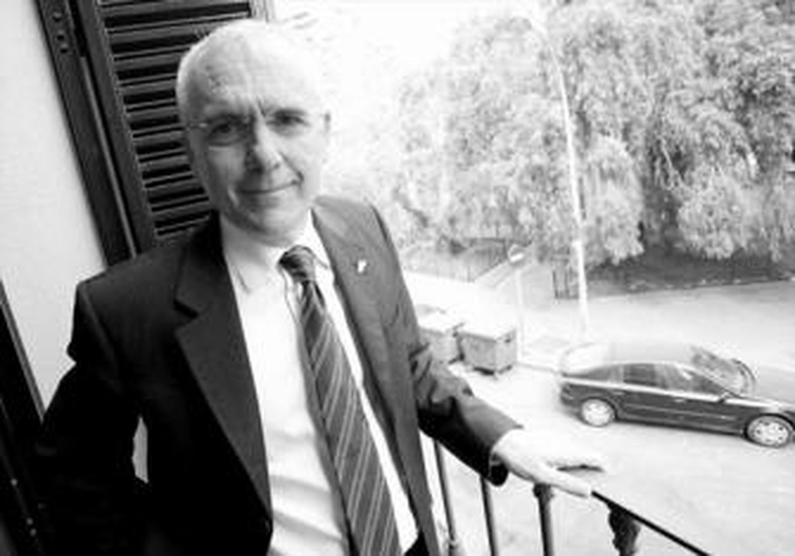 Juan Cruzado, presidente del Grupo Vértice, en el balcón de su despacho en la calle Montalbán.