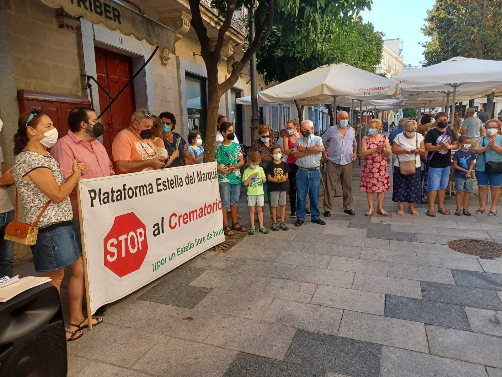 Vecinos de Estella, esta mañana frente al Ayuntamiento de Jerez.