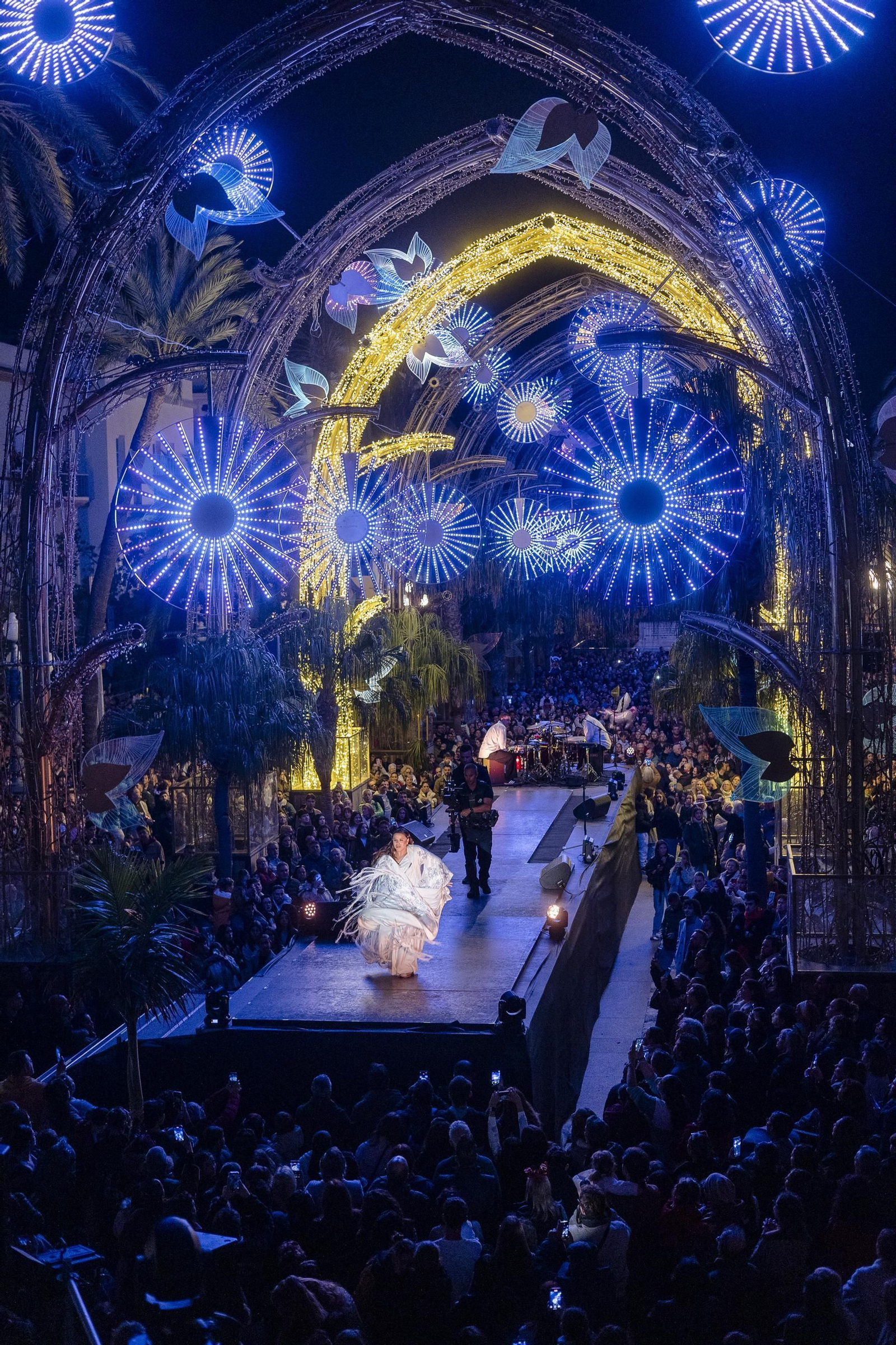 Las imágenes del encendido del alumbrado especial de la Navidad 2025 en Cádiz