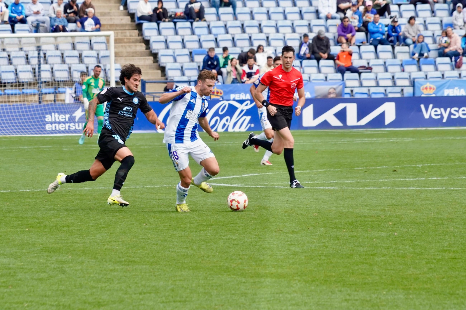 Olabe presiona a Dani Perejón que conduce el balón.
