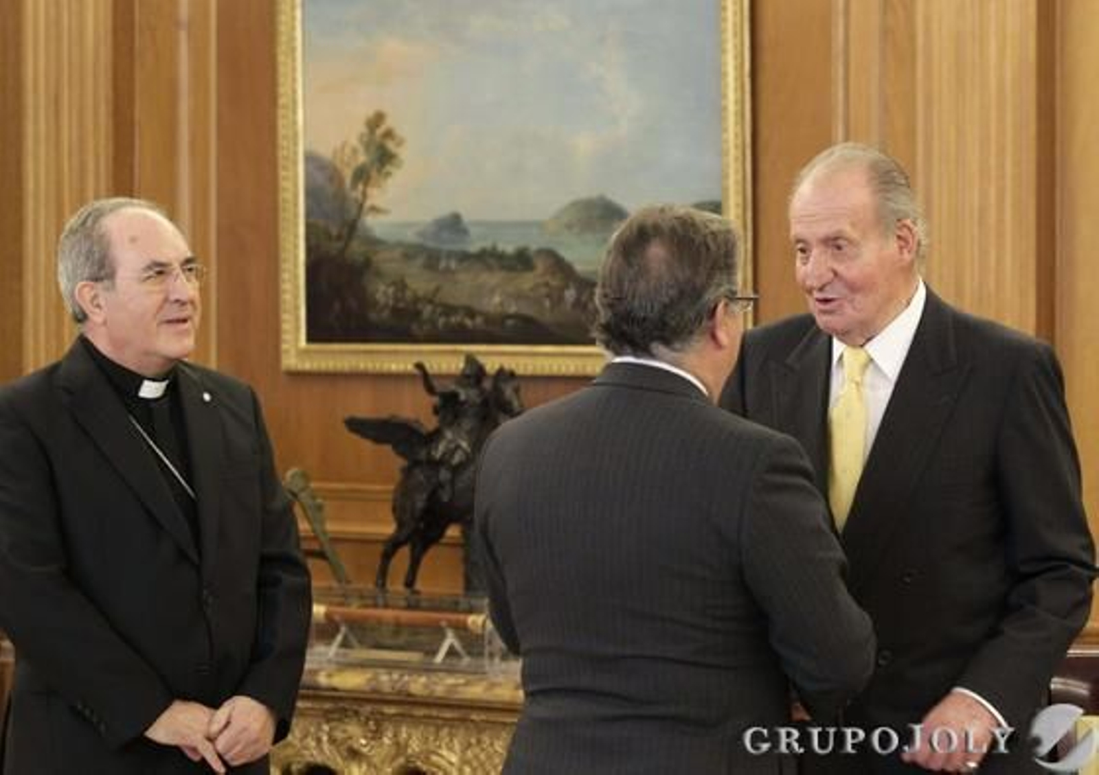 Marzo de 2014. El Rey recibe al alcalde y al arzobispo de Sevilla, Juan Ignacio Zoido y Juan José Asenjo, como miembros del Real Patronato de la Vivienda.  Foto: D.S.