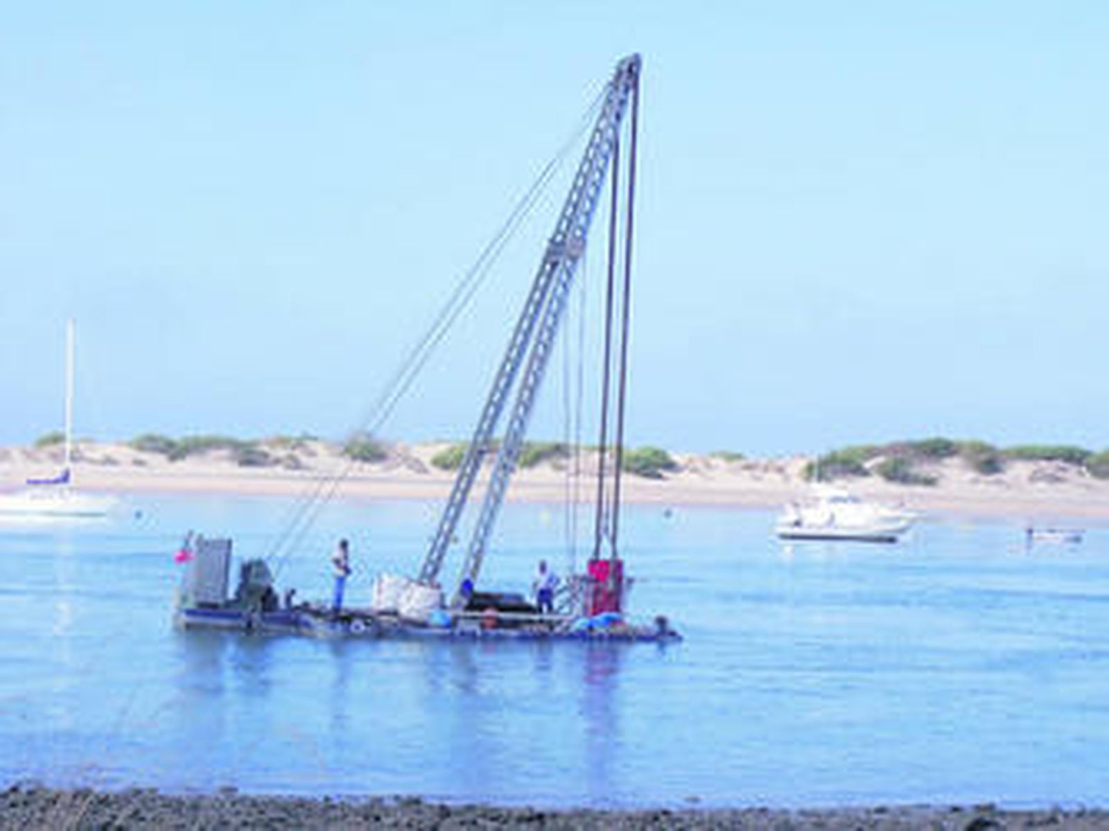 La pontona, lista para la actuación en aguas de Sancti Petri.