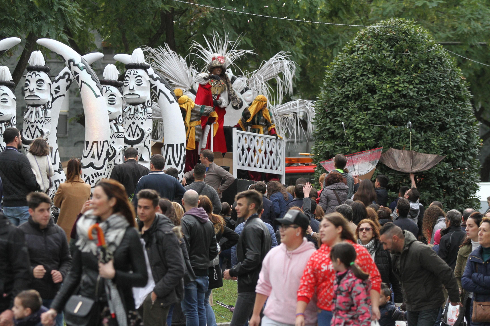 Cabalgata de los Reyes Magos 2018: Melchor, Gaspar y Baltazar adelantan su salida para llenar de ilusión las calles de Huelva
