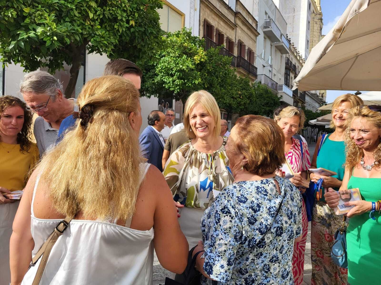 María José García-Pelayo, repartiendo propaganda electoral del PP en la calle Larga este martes.
