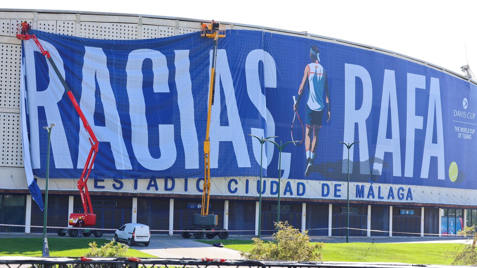 La pancarta de homenaje a Rafa Nadal en el Ciudad de Málaga, en imágenes