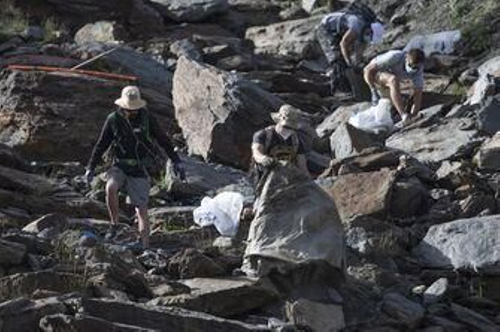 Fotos: así ha sido la jornada de limpieza en las pistas de esquí de Sierra Nevada