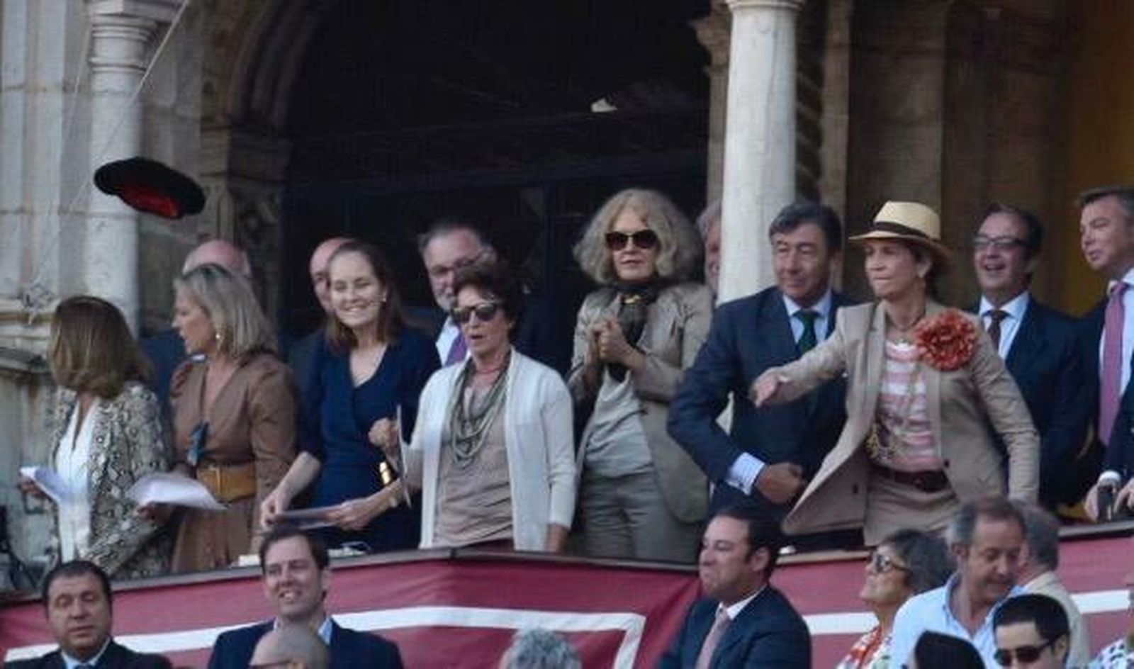 La Infanta Elena devuelve la montera a Antonio Ferrera tras la faena del cuarto.