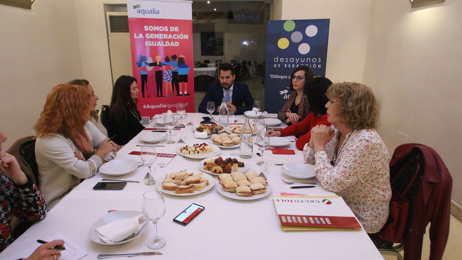 Mesa intergeneracional de análisis con mujeres referentes en la provincia de Almería