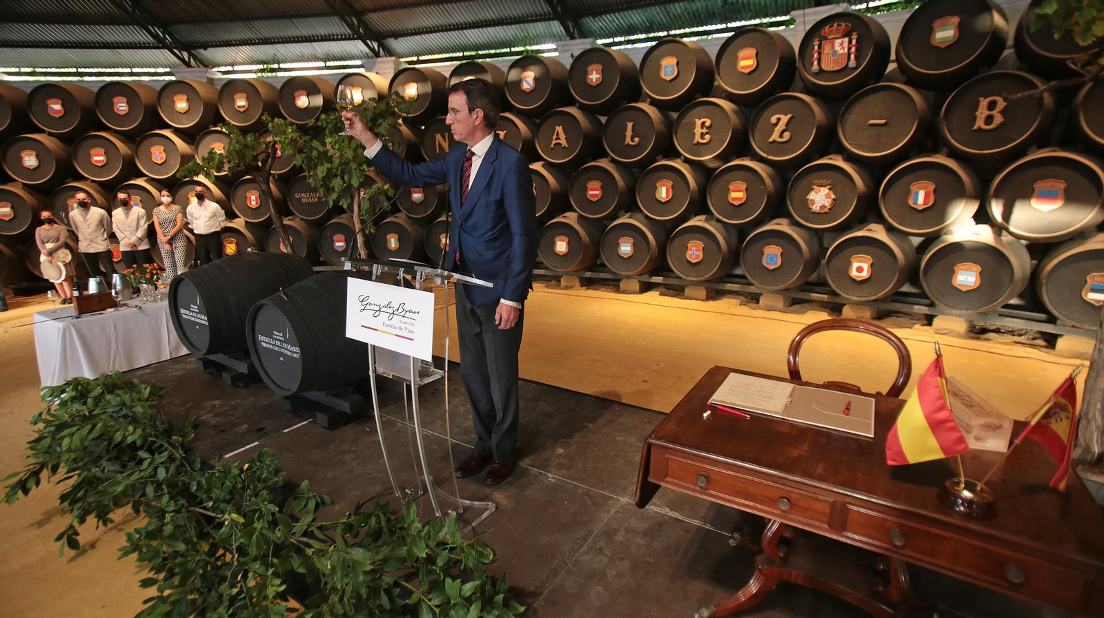 El presidente de González Byass observa el vino tras el viaje en el estrado de La Concha. González Byass recibe las botas que han navegado en el Juan Sebastián Elcano