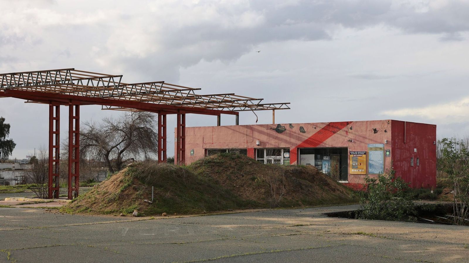 Restos de la gasolinera original, en una parcela cercana a la que se derribó en enero.