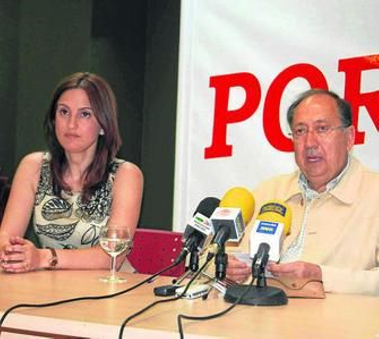 Luis Moreno, junto a Silvia Cañero, da a conocer su renuncia a recoger el acta de concejal, ayer.