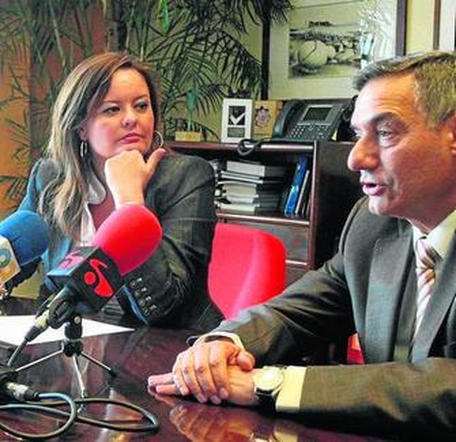 Silvia López y Ramón Segura, ayer en la Refinería Gibraltar-San Roque.