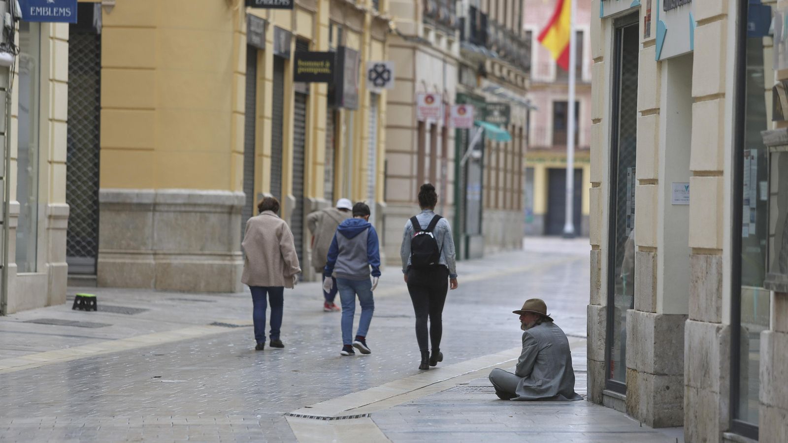 Transeúntes y soledad en la calle Especerías. Transeúntes y soledad en la calle Especerías.