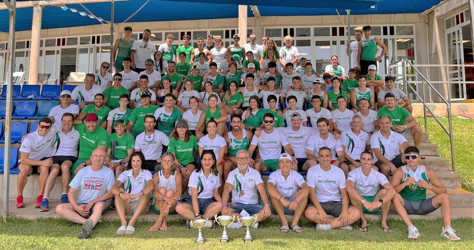 El Club Náutico Sevilla celebrando la victoria en el Campeonato de Andalucía de velocidad en piragüismo.