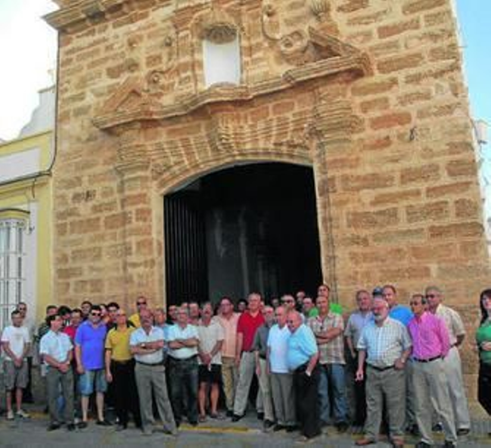 Protesta de hermanos y allegados, a las puertas de la capilla, en el pasado mes de junio.
