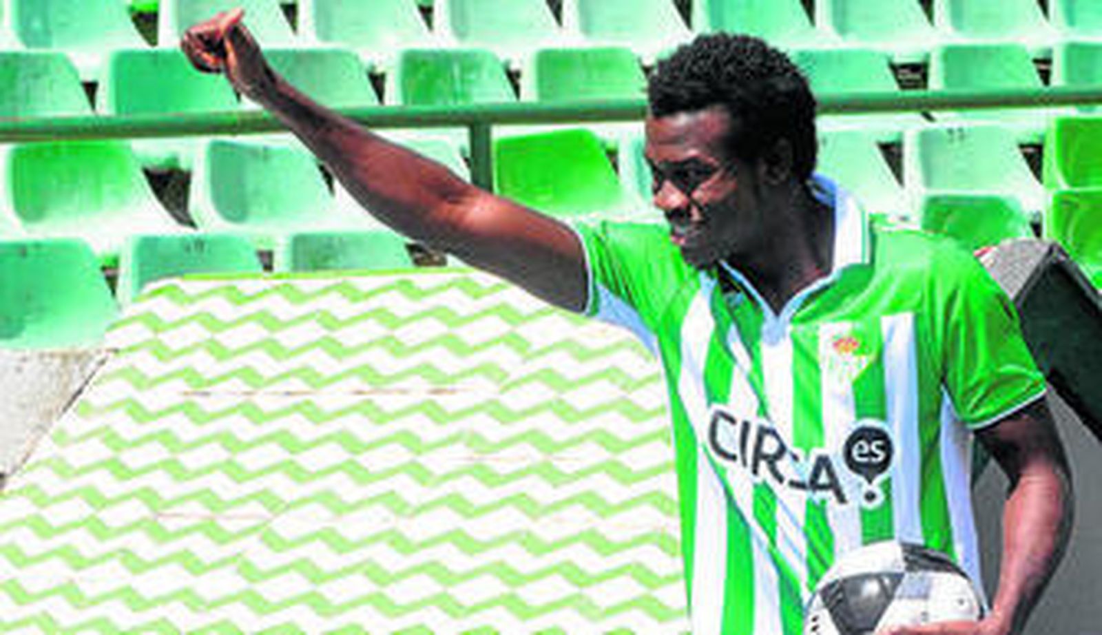 Nosa sale del túnel de vestuario y saluda antes de posar en el césped.