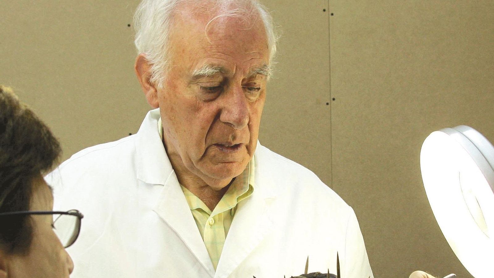 Joaquín Cruz Solís durante la restauración del Señor del Gran Poder.