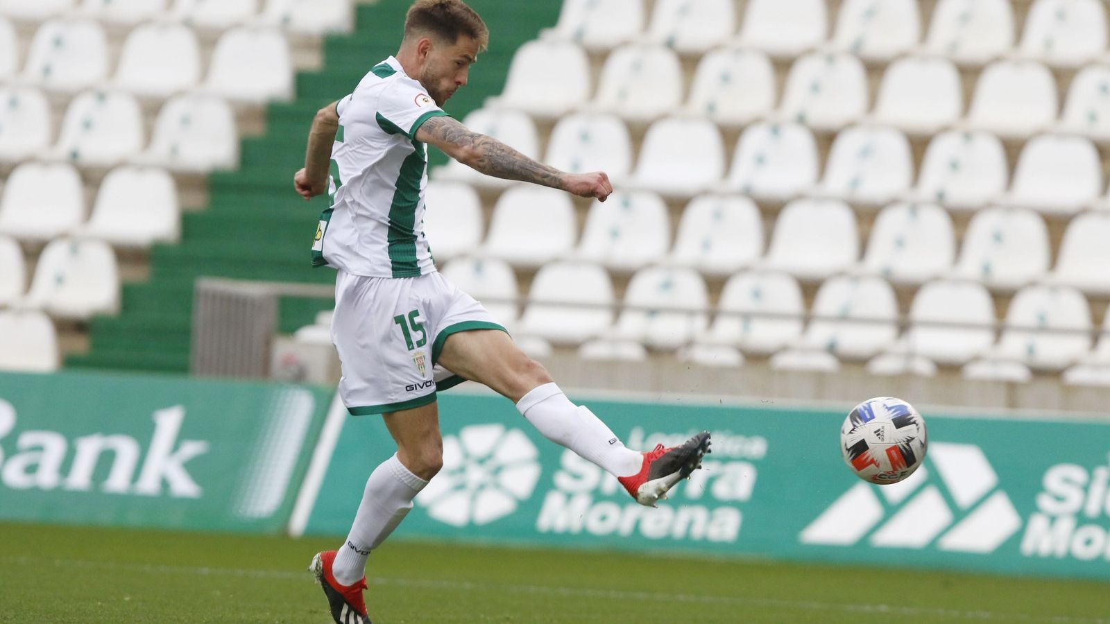 Nahuel Arroyo dispara para hacer el primer gol del Córdoba CF al Linares. Nahuel Arroyo dispara para hacer el primer gol del Córdoba CF al Linares.