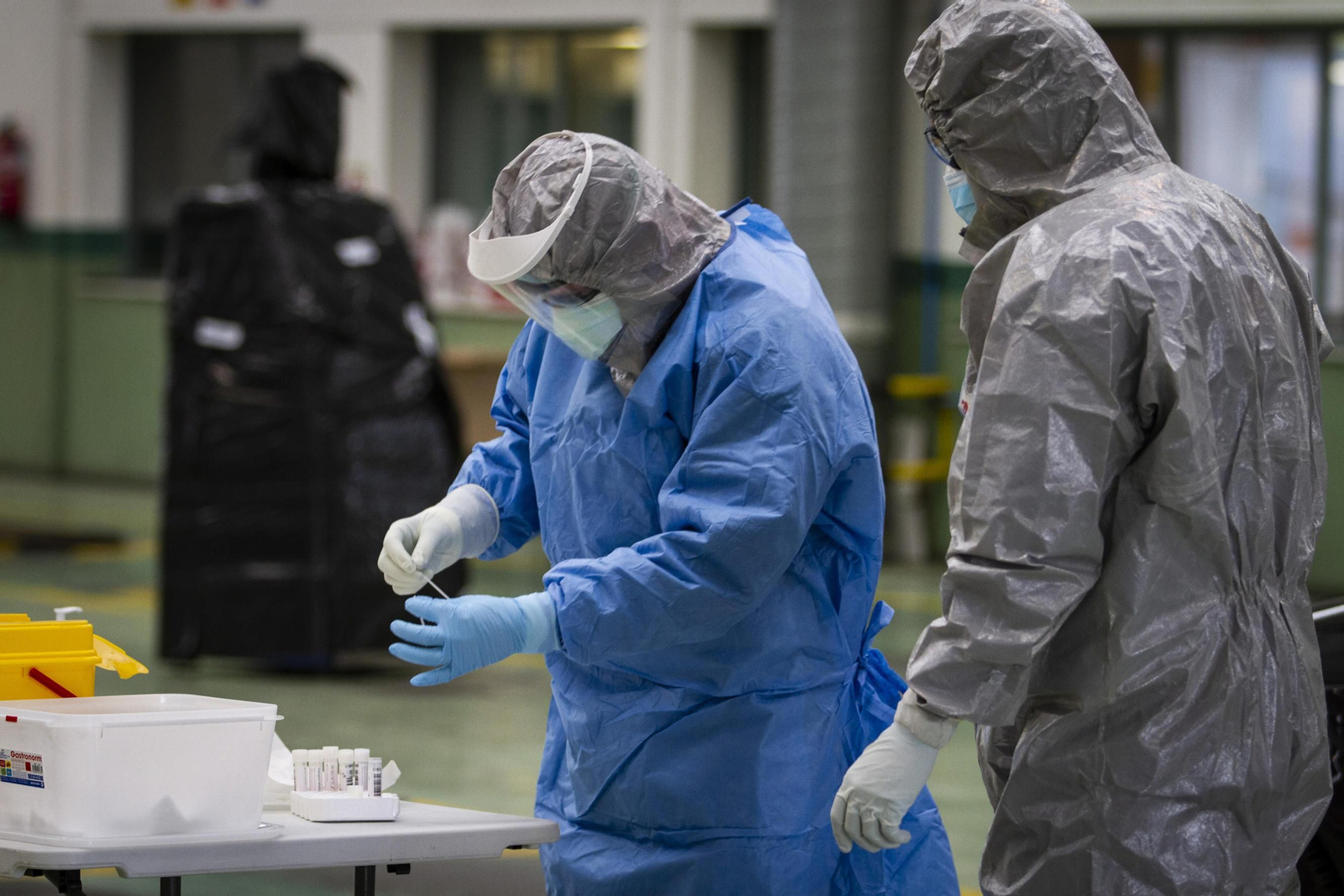 Dos sanitarios realiza test de coronavirus, en una imagen de archivo.