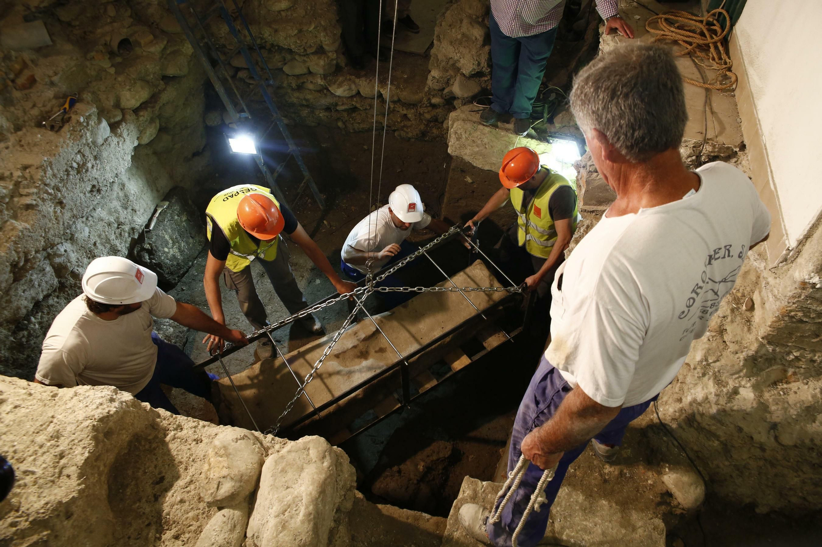 La extracción del sarcófago romano, en imágenes