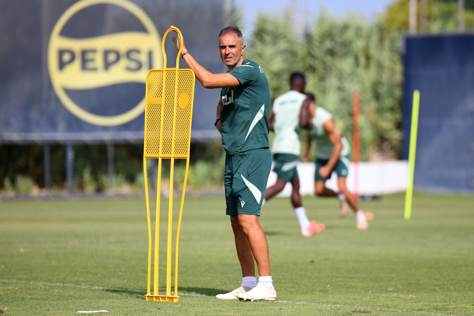 Gaizka Garitano, con gesto pensativo en un entrenamiento.