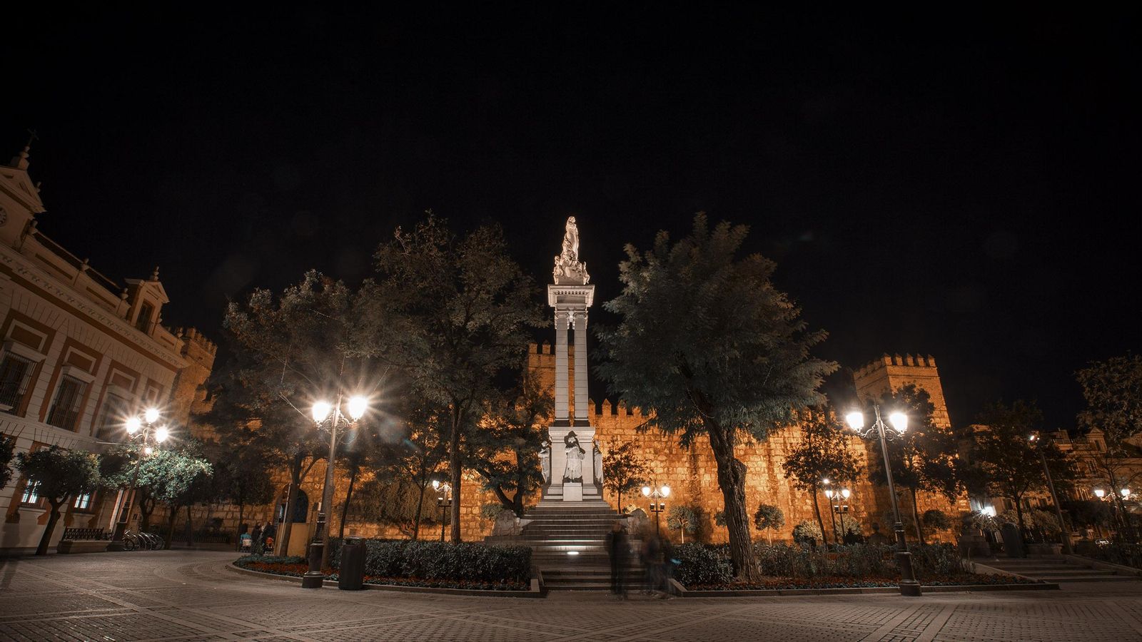 El monumento a la Inmaculada en la Plaza del Triunfo.