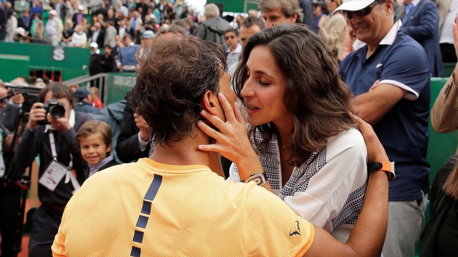 Mery besa a Rafa después de un torneo.