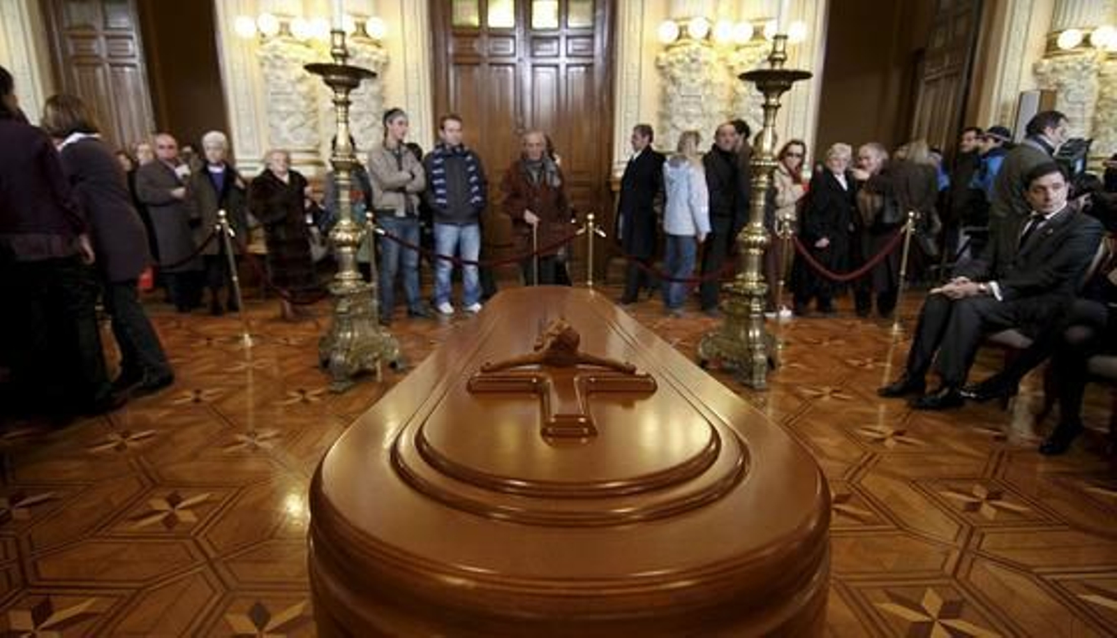 El féretro de Delibes con varias personas al fondo.

Foto: agencias