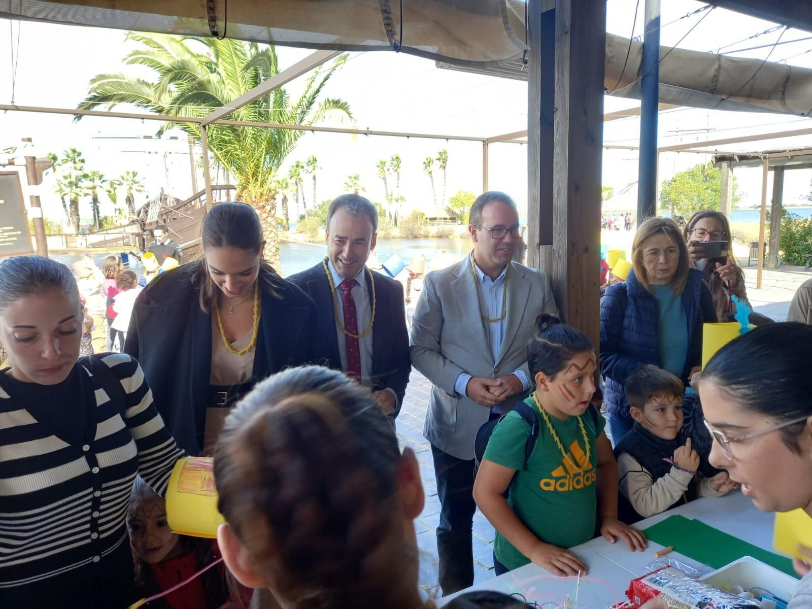 El delegado de Educación, Carlos Soriano, y la alcaldesa de Palos, Milagros Romero, en el Muelle de las Carabelas. El delegado de Educación, Carlos Soriano, y la alcaldesa de Palos, Milagros Romero, en el Muelle de las Carabelas.