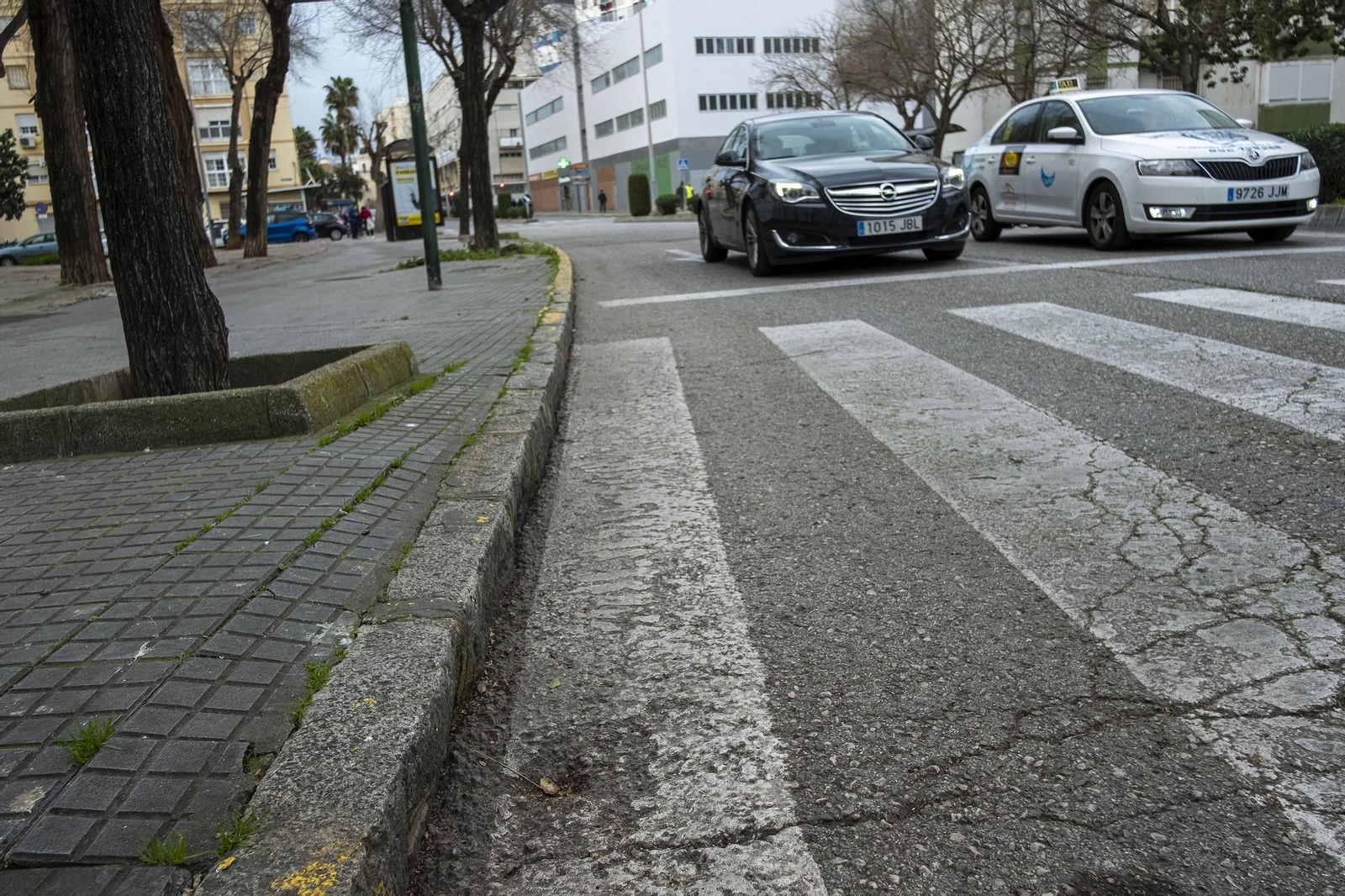 Acera sin rebajar en uno de los pasos de peatones próximos a la parada de autobús de la calle Alcalde Blázquez.