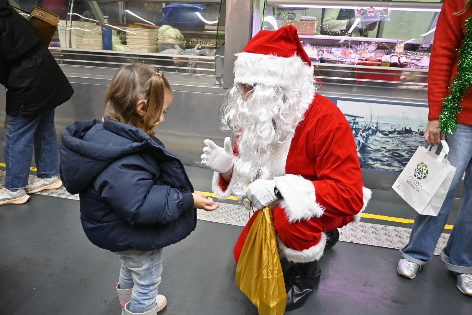 Papá Noel visita el mercado de El Carmen de Huelva.