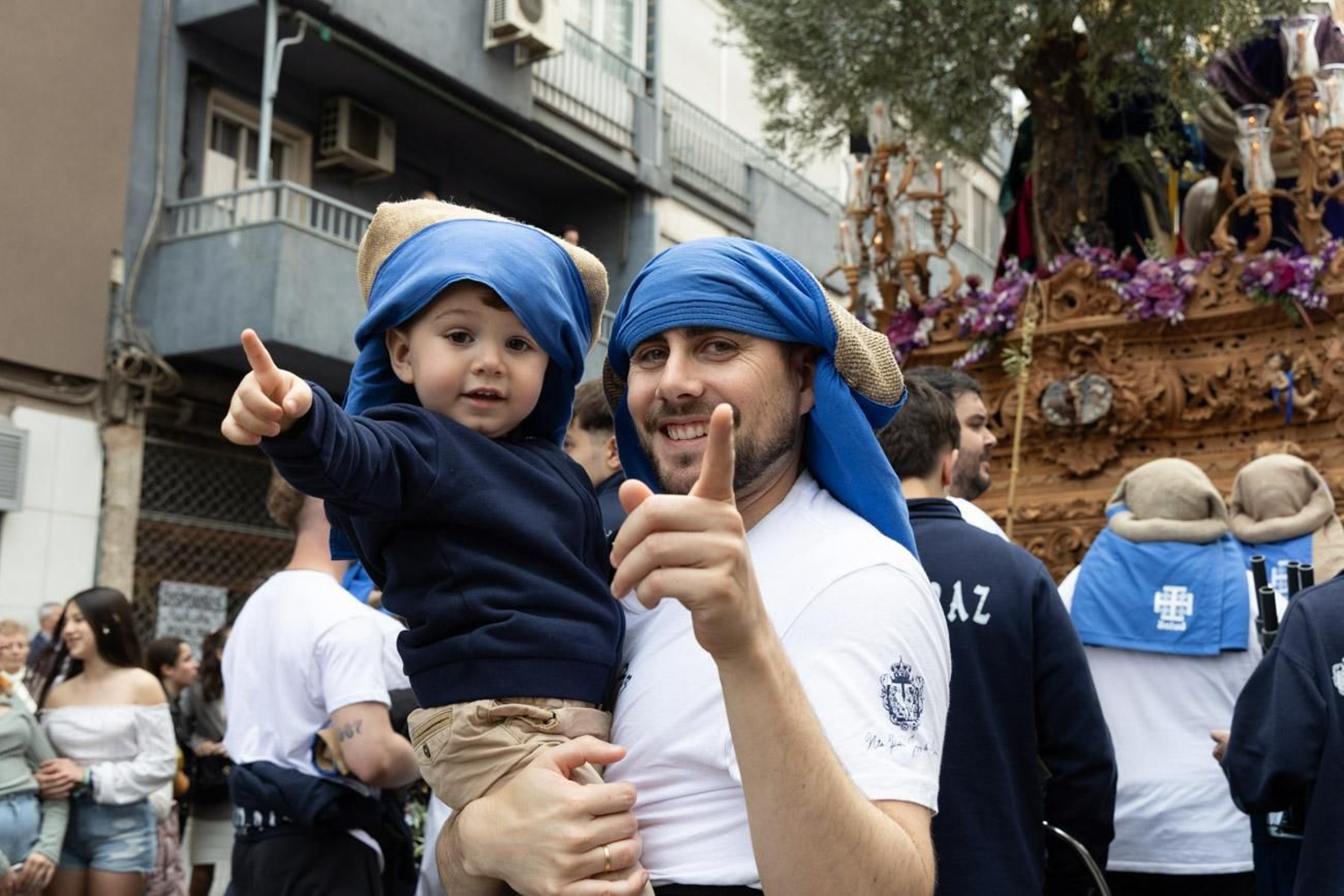 Los jiennenses se echan a la calle para presenciar la primera de las procesiones de la jornada: la Borriquilla (I)