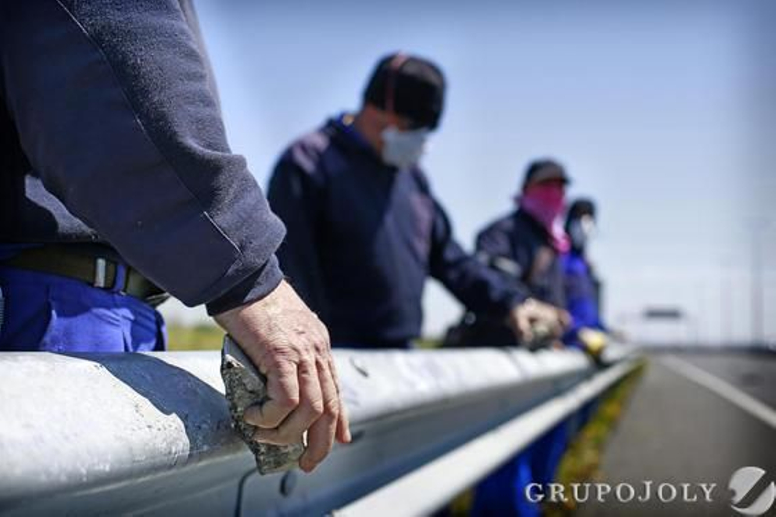 Los trabajadores del astillero de Puerto Real destrozaron el carril reversible y provocaron el colapso de la Bahía.

Foto: Julio González