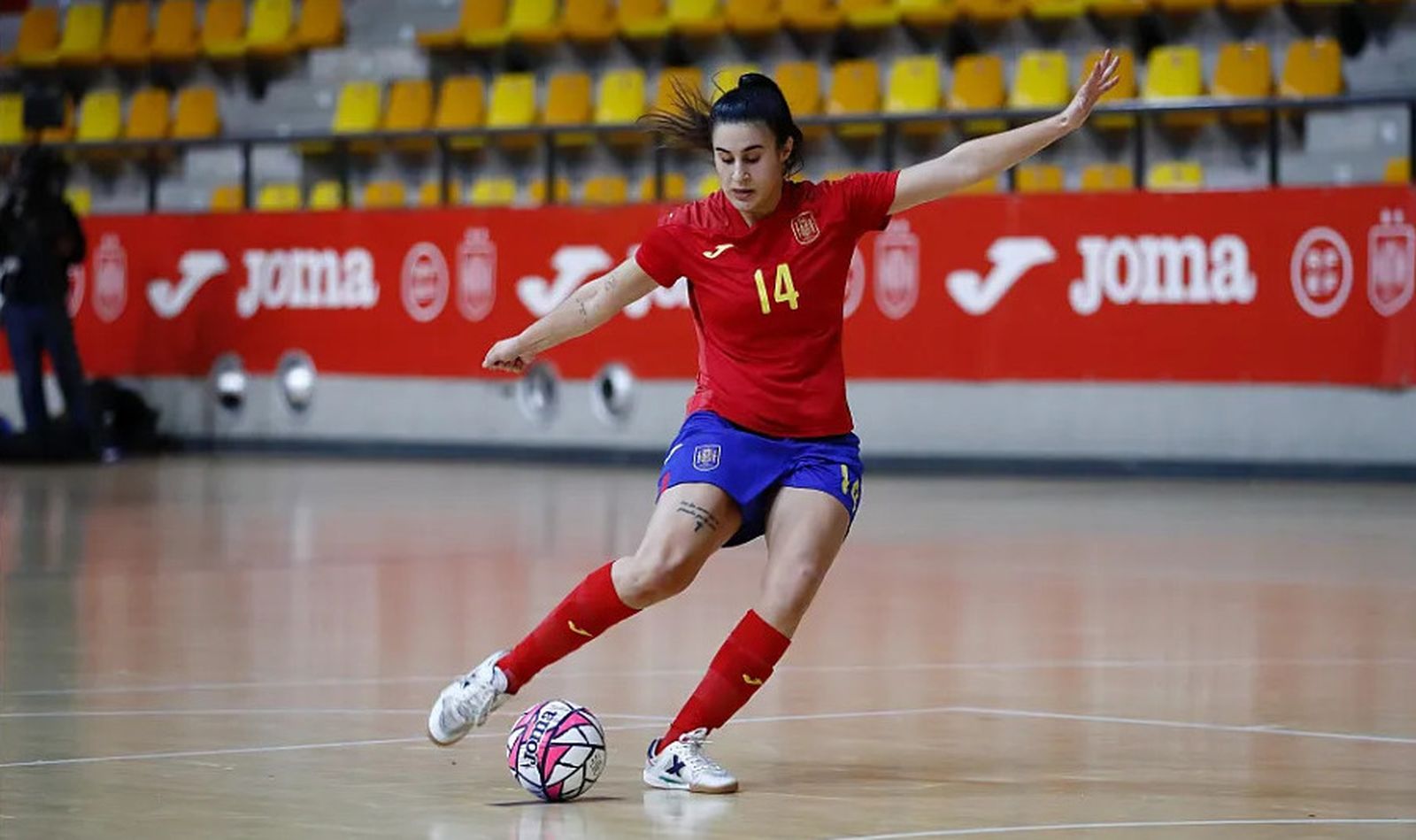 La almeriense en plena ejecución de un disparo en un partido con las categorías inferiores de la selección española.