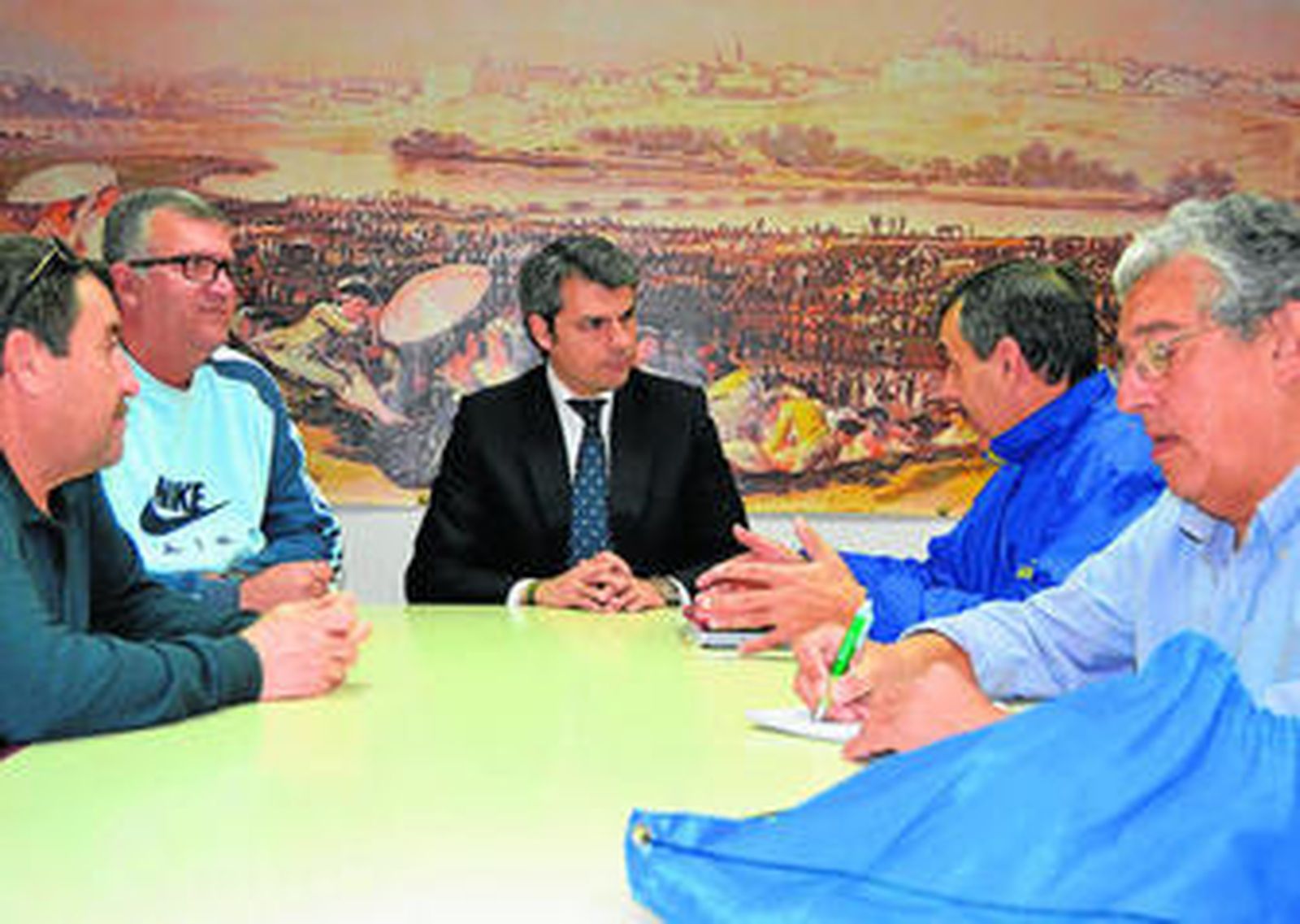 Romero (centro), junto a representantes de la plataforma por el empleo en San Fernando, ayer en una reunión.