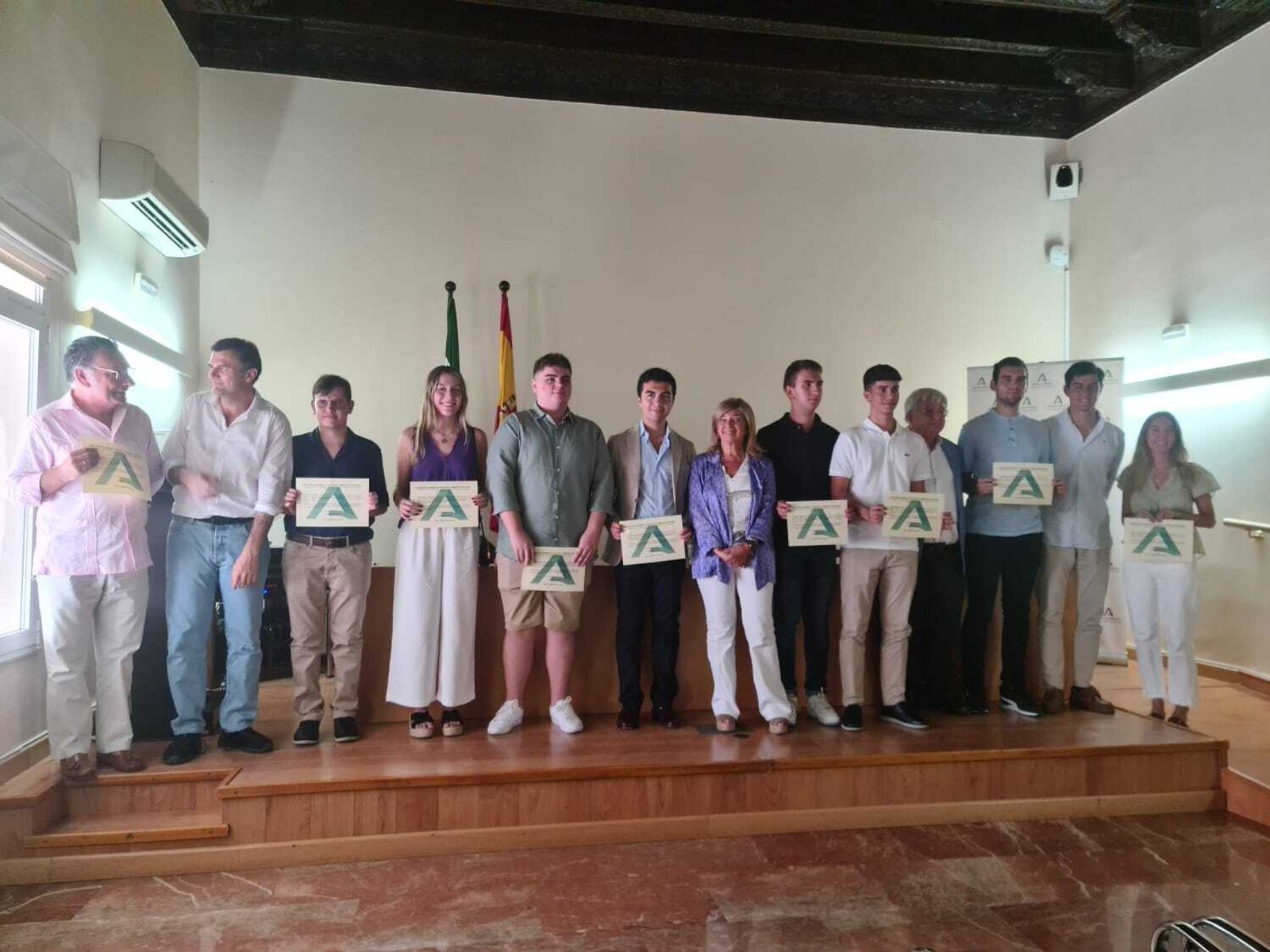 Las autoridades con los galardonados con los premios de Bachillerato.