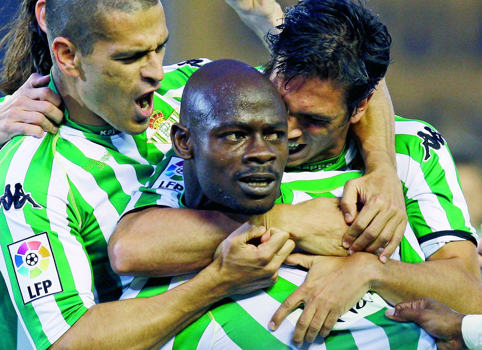 Juanito y Mark González abrazan a Emana tras marcar.