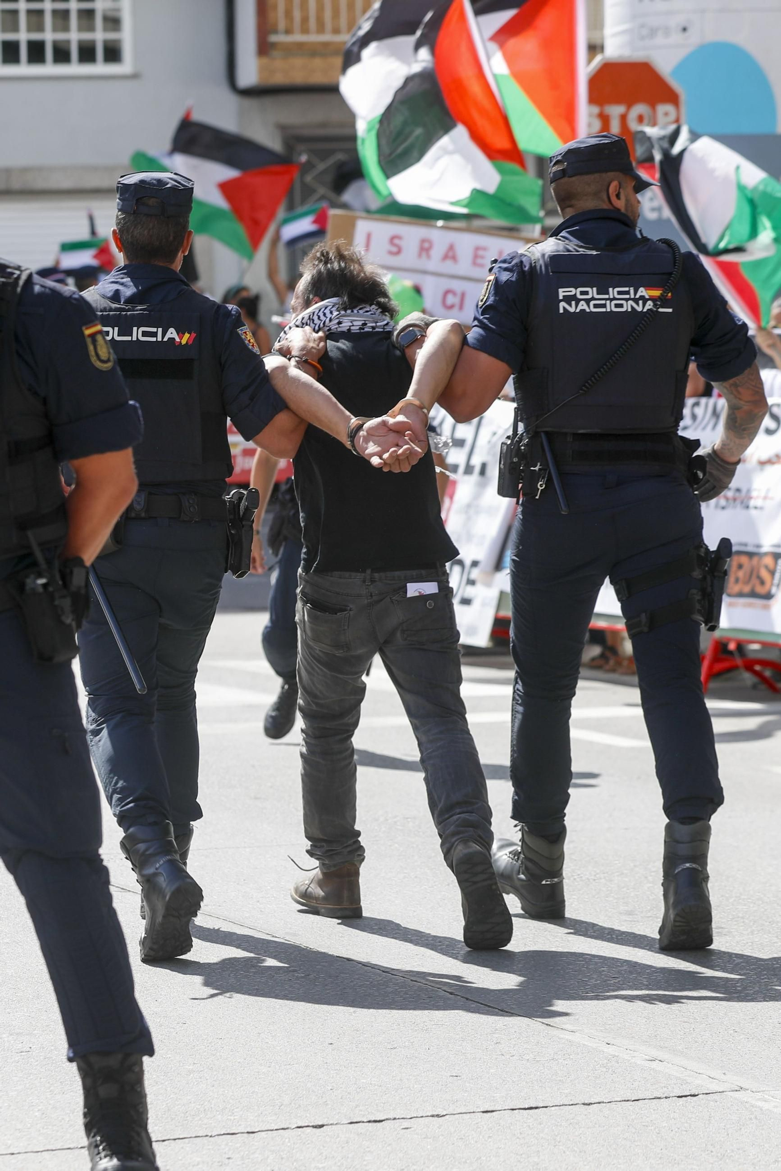 La policía detiene a una activista en la última etapa.