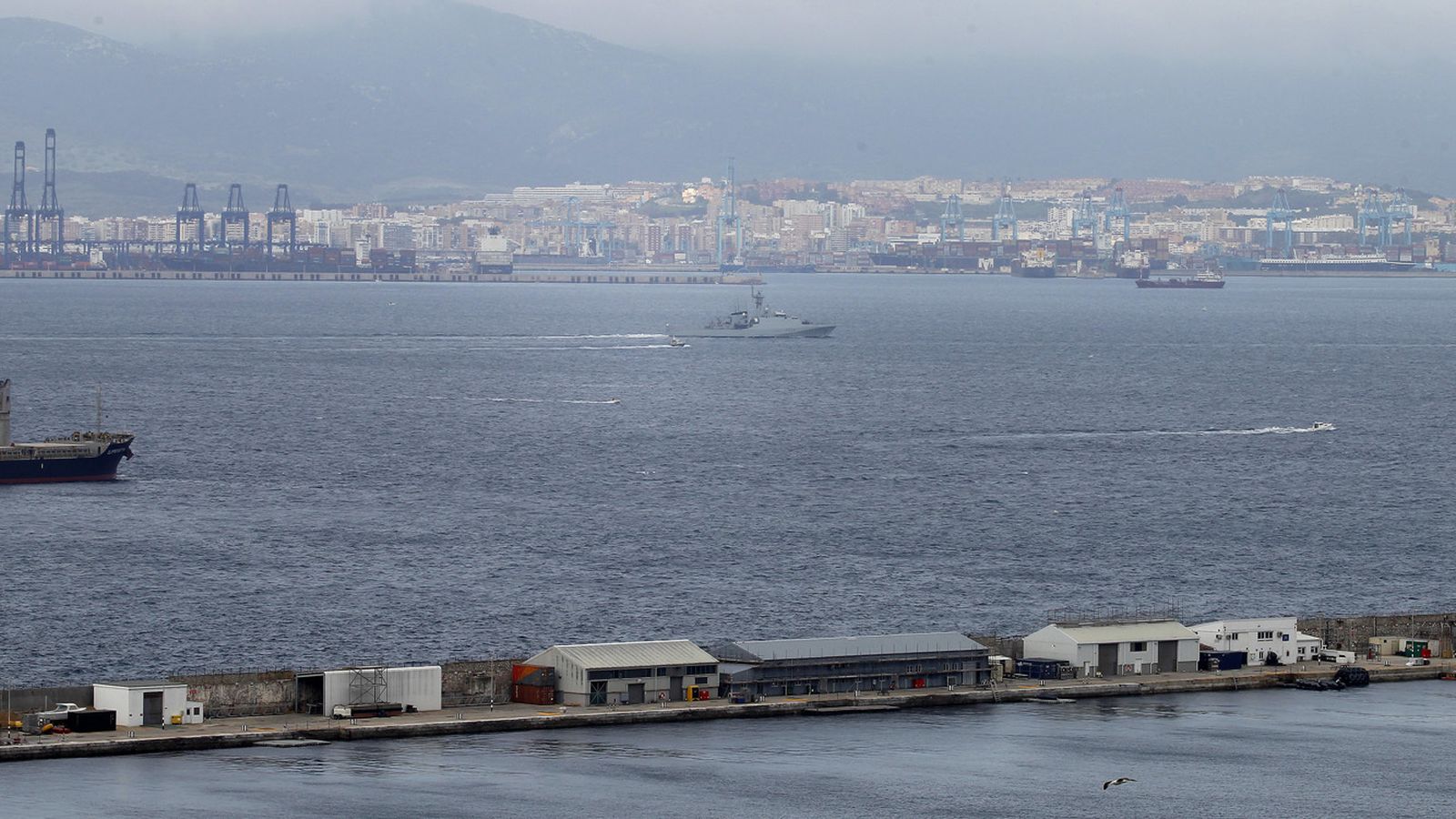 Las fotos del buque de guerra de la Royal Navy "HMS Trent" llegando a Gibraltar