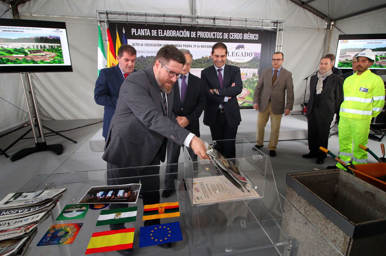 Imágenes de la colocación de la primera piedra de la planta de ElPozo en Jabugo.