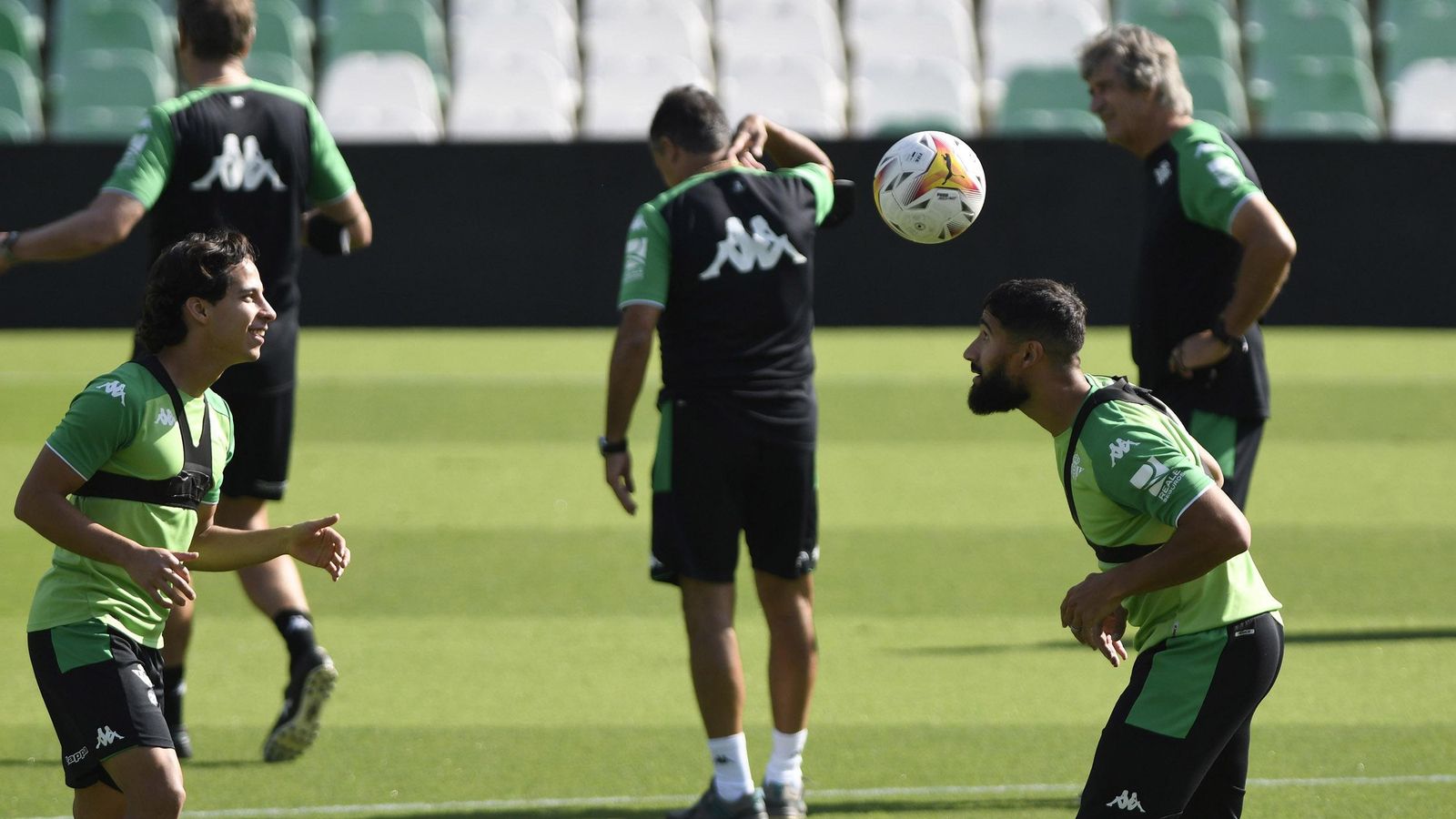 Diego Lainez realiza un ejercicio junto a Fekir.