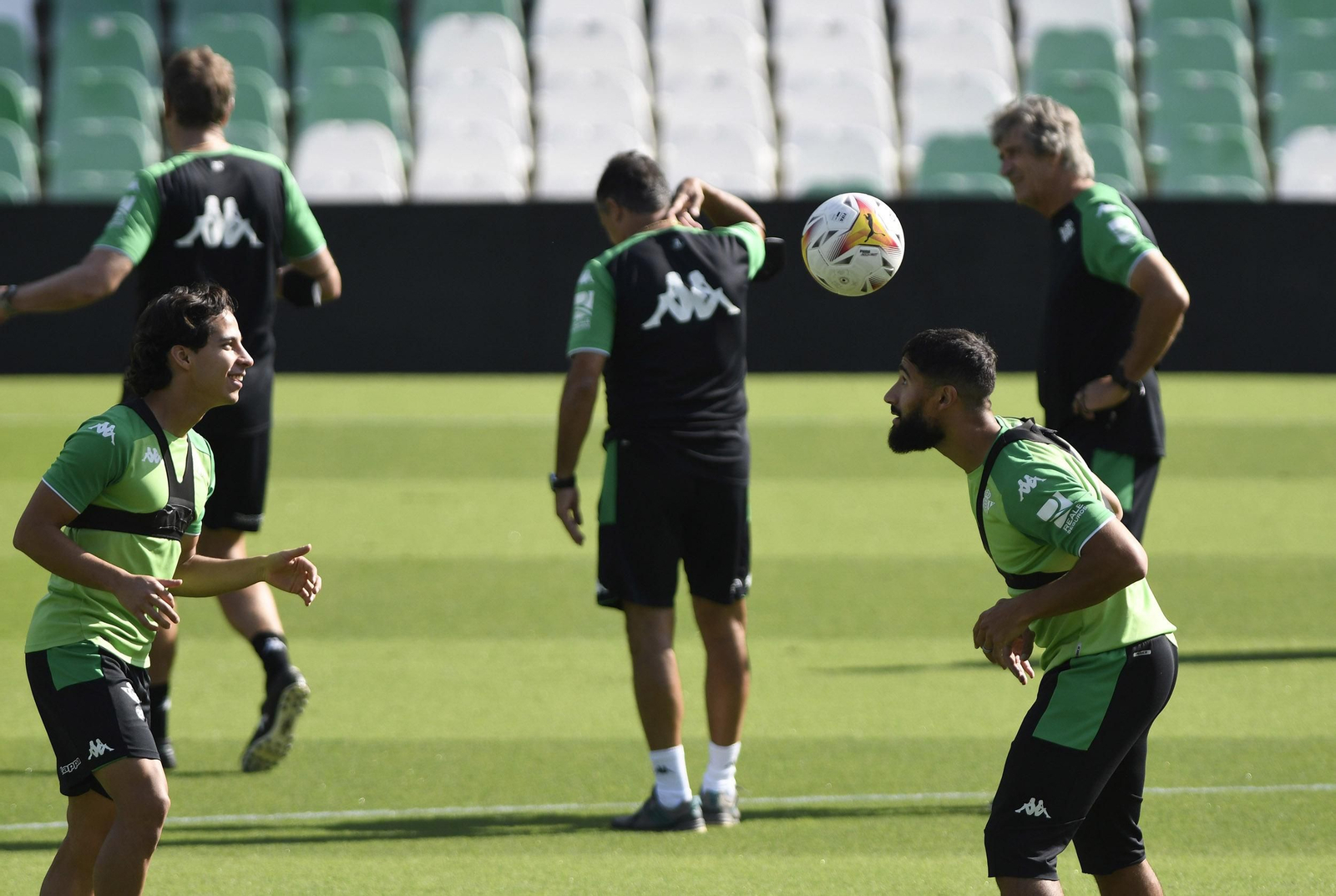 Diego Lainez realiza un ejercicio junto a Fekir.