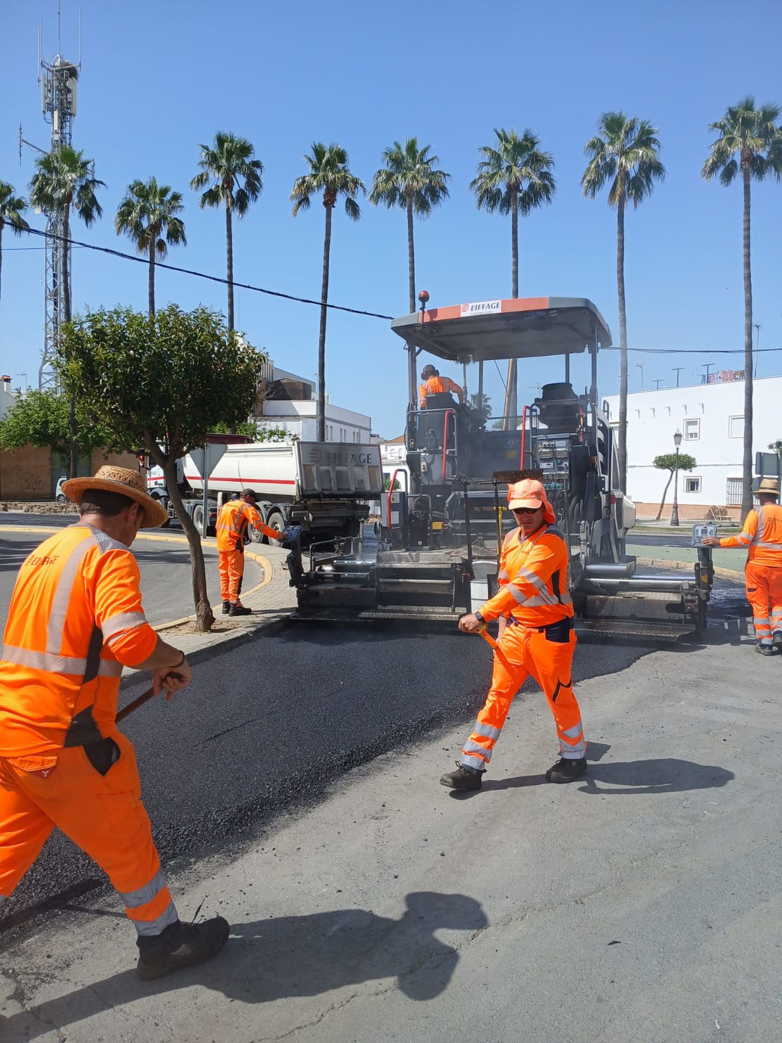 Trabajos de mejora del asfaltado en Lepe.