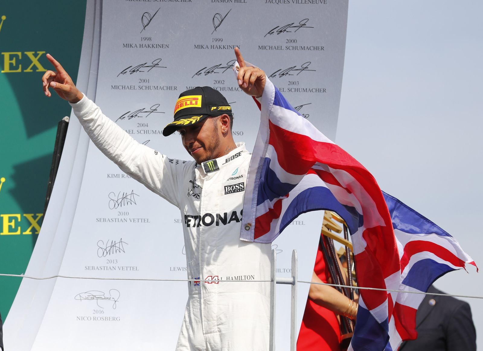 Lewis Hamilton celebra en el podio su victoria en el Gran Premio de Canadá.