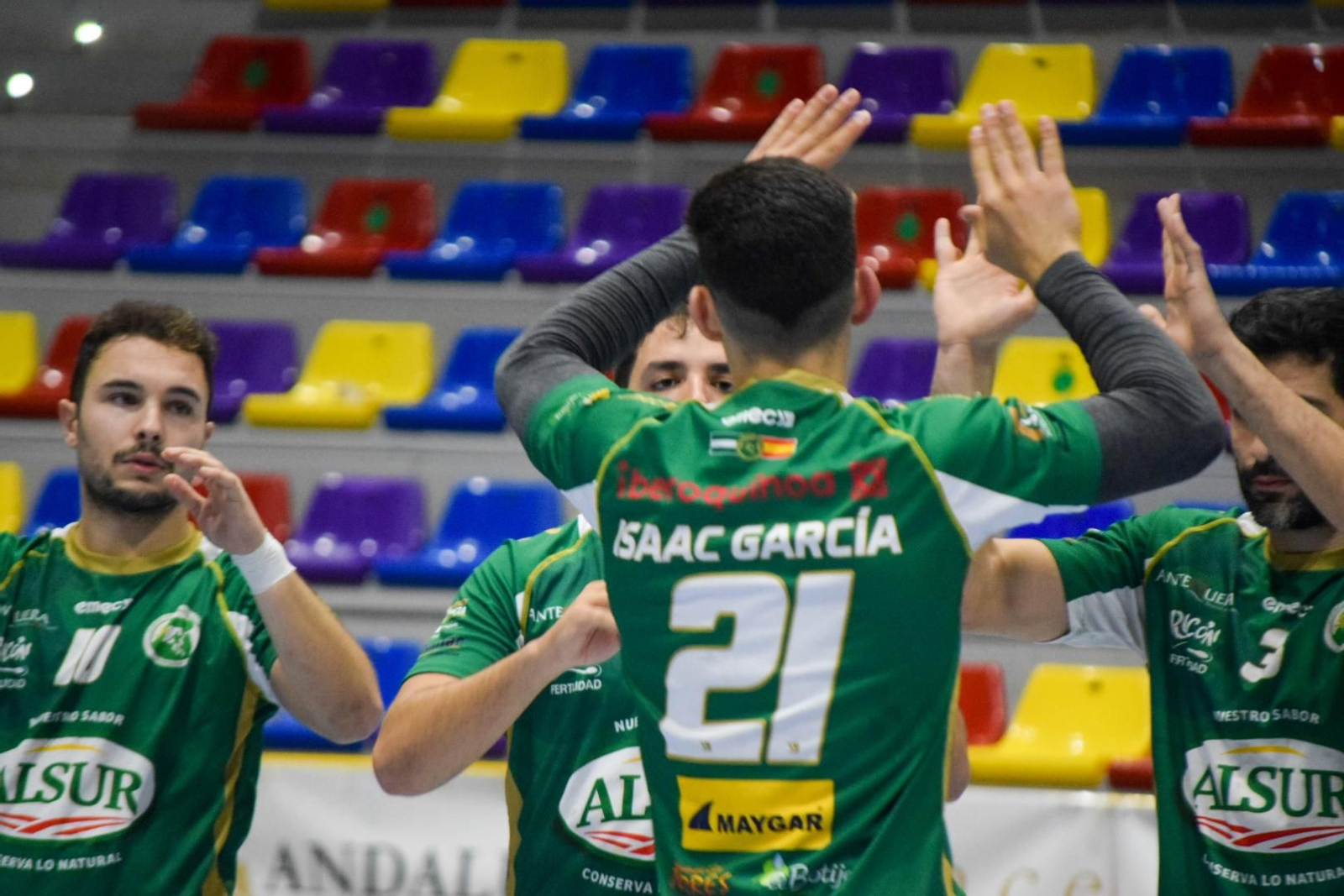 Isaac García se felicita con su compañeros. Isaac García se felicita con su compañeros.