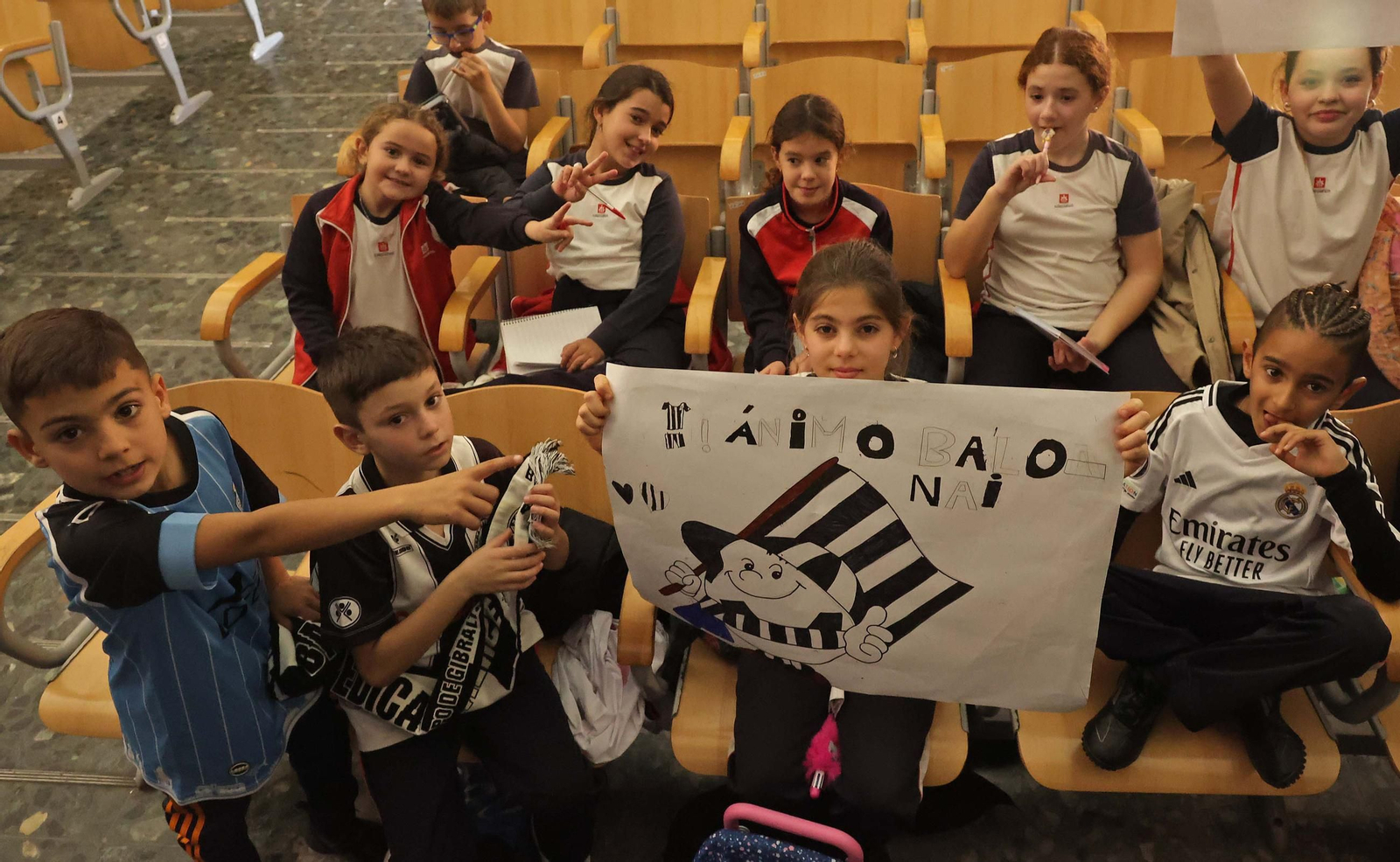 Las fotos de la visita de los jugadores de la Balona al colegio Salesianos de La Línea