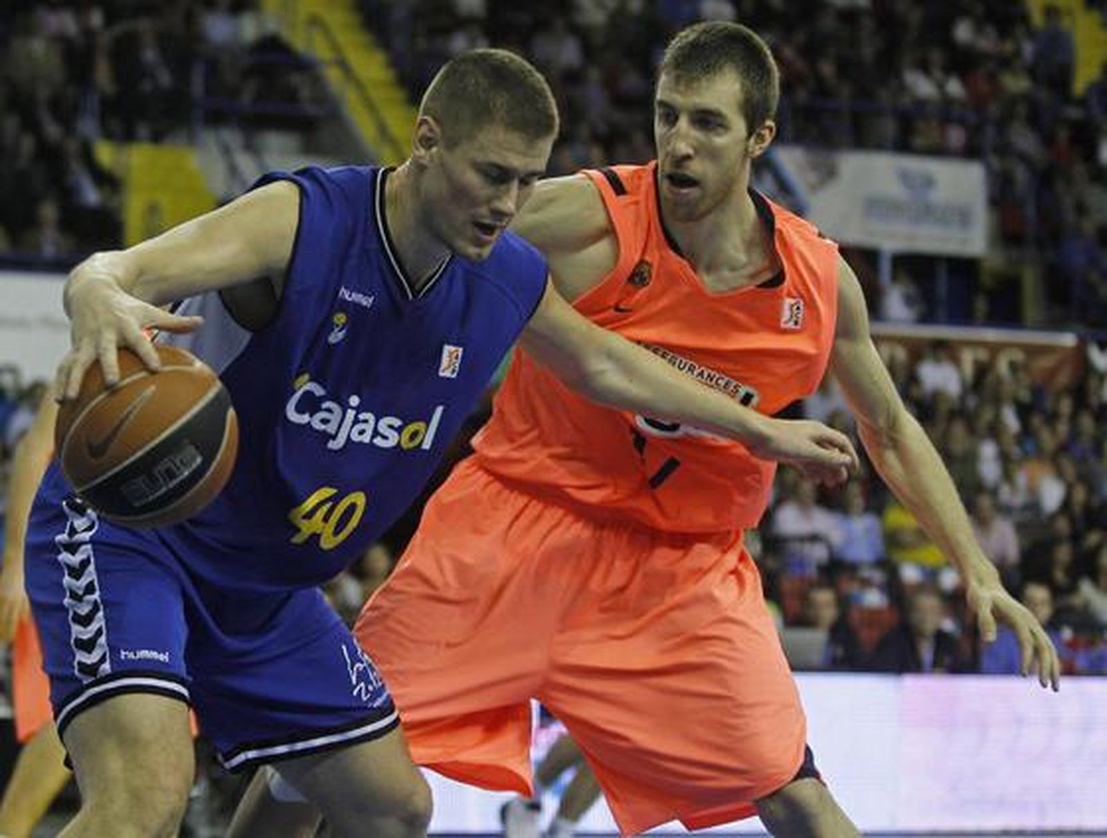 El Cajasol pierde con el Barcelona en San Pablo. / Antonio Pizarro