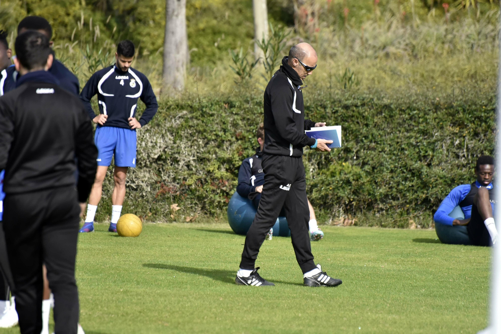 Antonio Calderón consulta sus apuntes durante un entrenamiento en Sotogrande