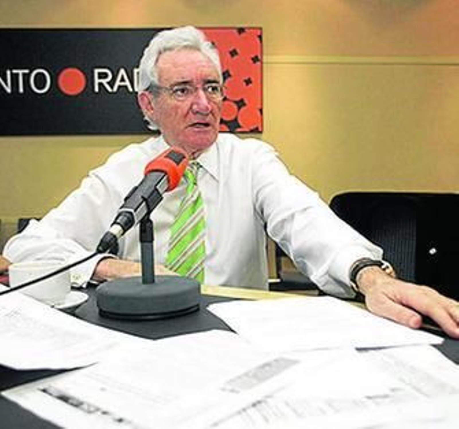 El veterano locutor Luis del Olmo en las instalaciones de Punto Radio.