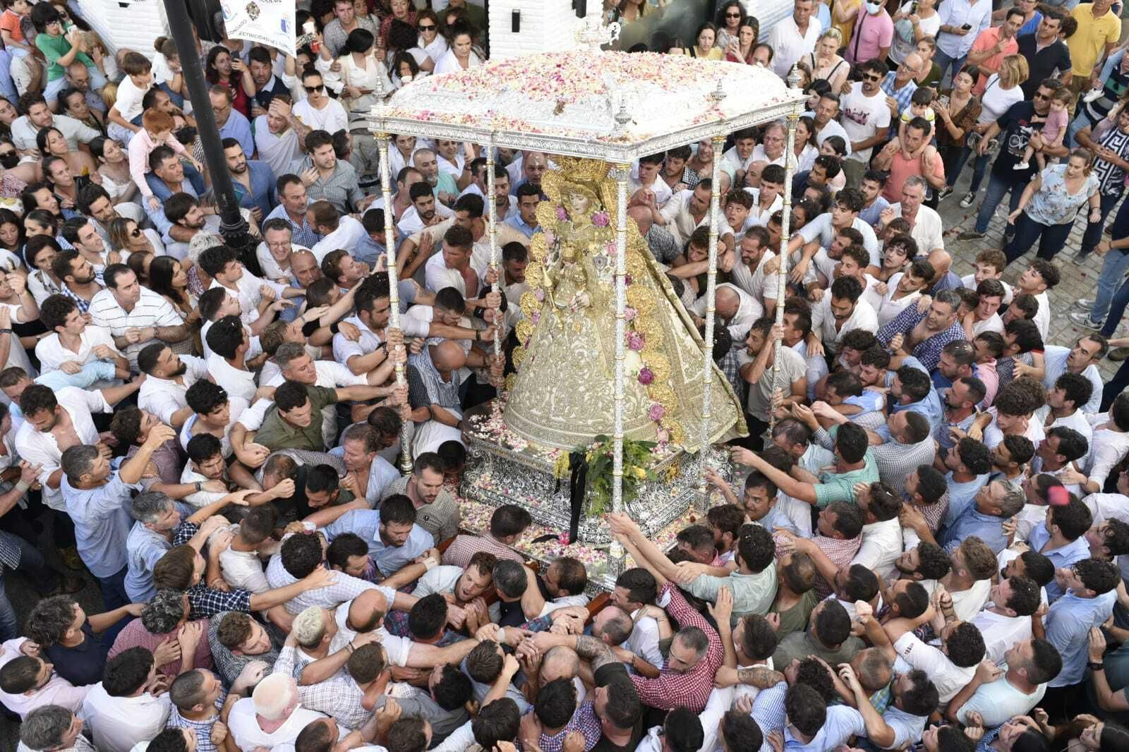 La Virgen del Rocío regresa a la iglesia tras 13 horas de procesión, en imágenes